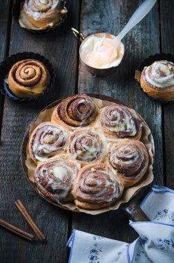 Siyah arka plan üzerine taze ev yapımı tarçın rulo