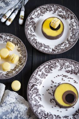 Mango krem ve macaroons ile çikolata tartlets