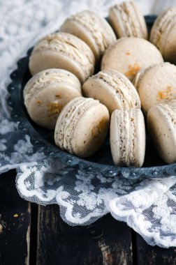 ahşap zemin, seçici odak üzerine kremalı vanilya macaroons