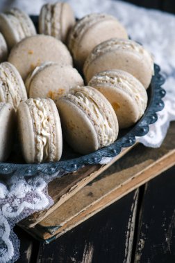 ahşap zemin, seçici odak üzerine kremalı vanilya macaroons