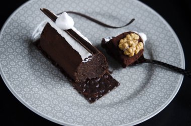 Close-up gri plaka üzerinde çikolatalı kek