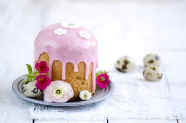 Geleneksel Paskalya kek dekore edilmiş buzlanma ve çiçekler