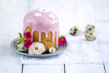 Geleneksel Paskalya kek dekore edilmiş buzlanma ve çiçekler