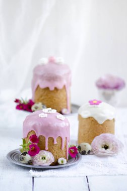 Geleneksel Paskalya kek dekore edilmiş buzlanma ve çiçekler