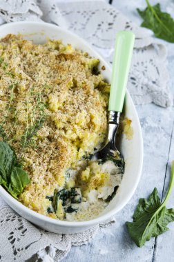 Patates ve ıspanak üzerinde beyaz plaka ile pişmiş balık