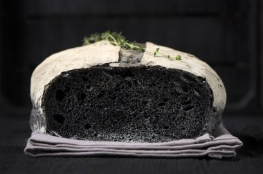 koyu zeminüzerinde siyah ekmek yakın görünümü