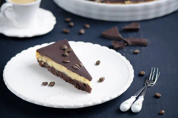 Tarta Chocolate Café Con Caramelo Salado Sobre Fondo Madera Oscura — Foto de Stock