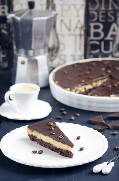 Schokolade Kaffee Torte Mit Gesalzenem Karamell Auf Dunklem Holzhintergrund — Stockfoto