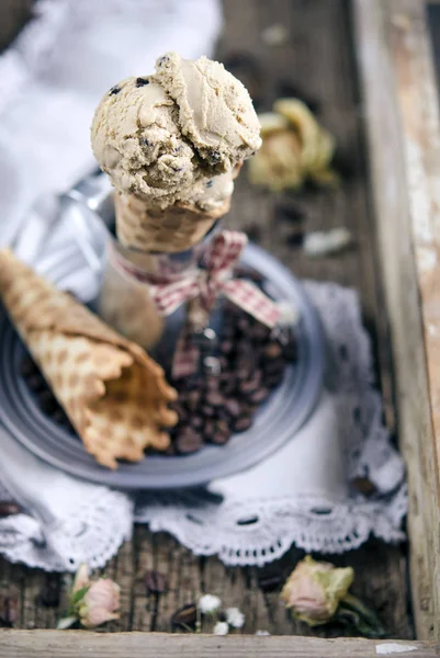 Кофе Мороженое Шоколадными Капельками Вафельном Рулоне Избирательный Фокус — стоковое фото