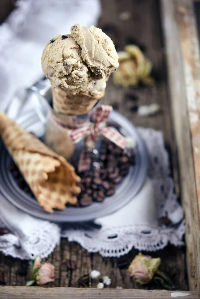 Koffie Ijs Met Chocolade Druppels Wafer Roll Selectieve Aandacht — Stockfoto