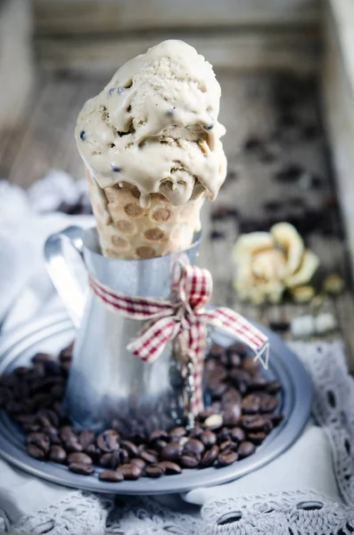 Koffie Ijs Met Chocolade Druppels Wafer Roll Selectieve Aandacht — Stockfoto