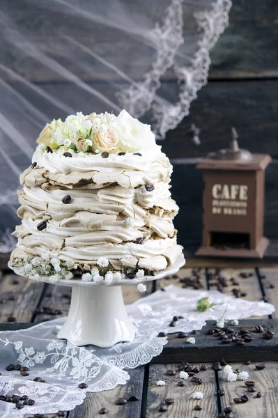 Pavlova Dessert Mit Kaffee Und Schlagsahne Auf Holzgrund — Stockfoto