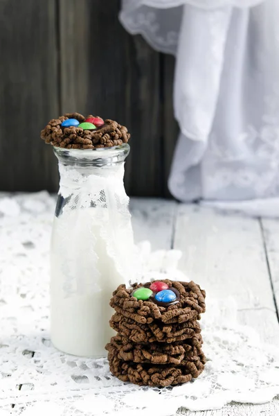 Double Chocolate Chip Cookies Mit Bunten Bonbons Und Milch — Stockfoto