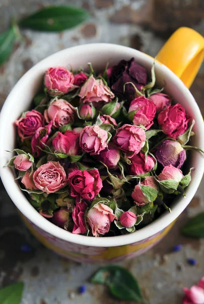 Rosas Rosa Secas Xícara Fundo Velho — Fotografia de Stock