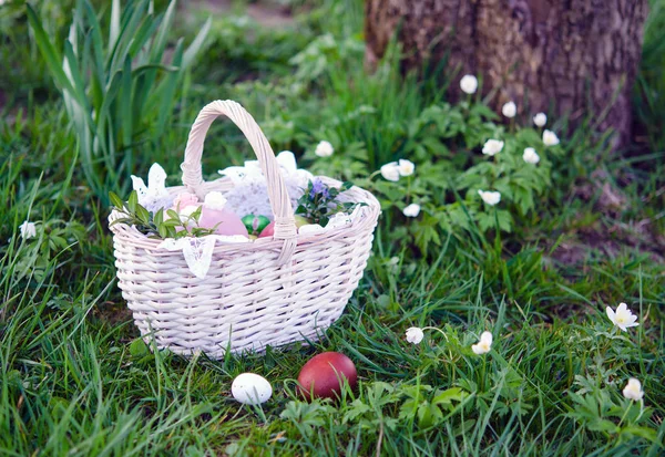 复活节篮子与彩色鸡蛋的特写视图 — 图库照片