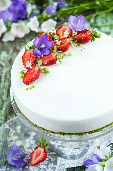 Erdbeerkuchen Mit Vanillemousse Unter Spiegelglasur — Stockfoto