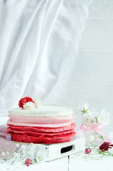 Deliziosa Torta Decorata Con Fiori Fuoco Selettivo — Foto Stock