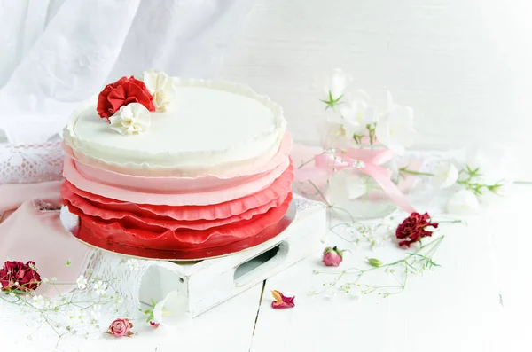 Bolo Delicioso Decorado Com Flores Foco Seletivo — Fotografia de Stock