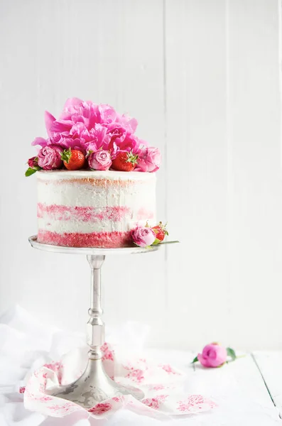 Torta Fragole Con Decorazione Floreale Sfondo Bianco — Foto Stock