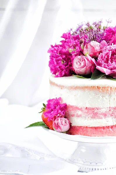 Torta Fragole Con Decorazione Floreale Sfondo Bianco — Foto Stock