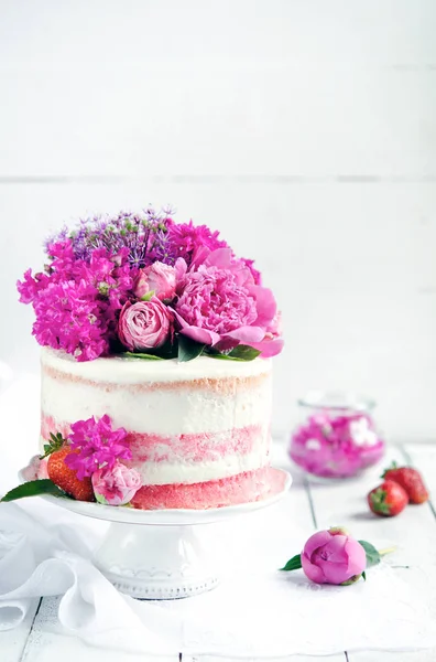 Torta Alla Fragola Con Decorazioni Floreali Focus Selettivo — Foto Stock