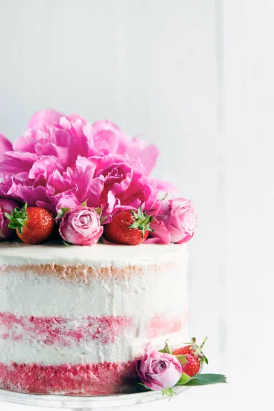 Aardbei Cake Met Florale Decoraties Selectieve Aandacht — Stockfoto