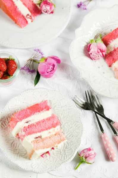 Erdbeerkuchen Mit Floralem Dekor Selektiver Fokus — Stockfoto