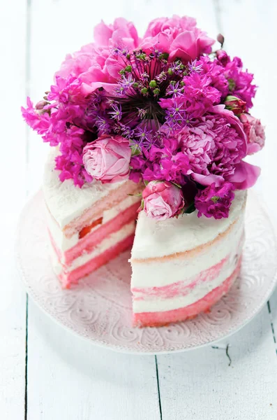 Aardbei Cake Met Florale Decoraties Selectieve Aandacht — Stockfoto