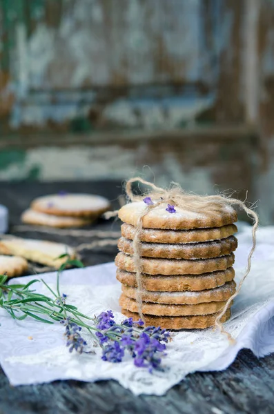 Shortbread Sable Con Lavanda Sobre Fondo Madera —  Fotos de Stock