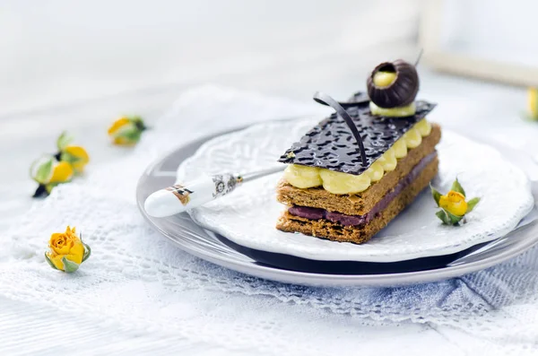 Pastelería Francesa Con Natillas Chocolate Plato Blanco Sobre Mesa Madera —  Fotos de Stock