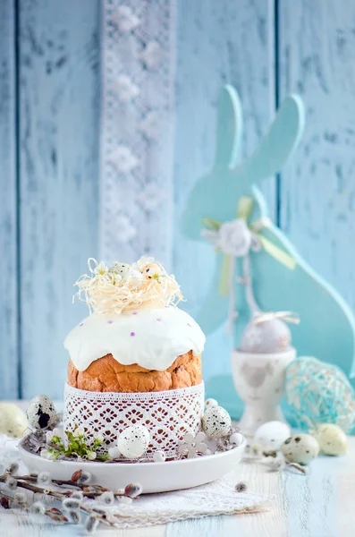 Traditionella Påsk Tårta Dekorerad Med Grädde Och Blommor — Stockfoto