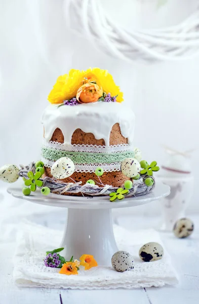 Traditionele Cake Voor Pasen Versierd Met Slagroom Bloemen — Stockfoto