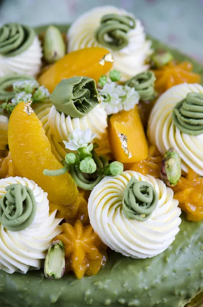 Pastel Pistacho Con Crema Albaricoque Sobre Mesa Madera — Foto de Stock