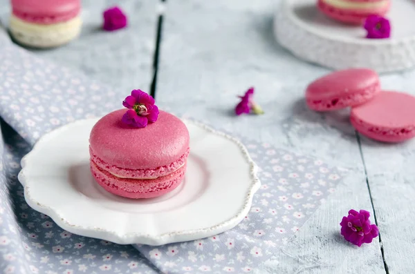 Pink Macarons Vanilia Cream Wooden Table — Stock Photo, Image
