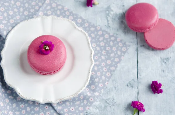 Pink Macarons Vanilia Cream Wooden Table — Stock Photo, Image