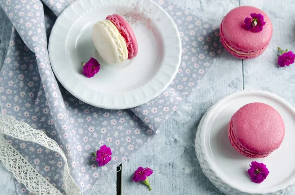 Macarrones Rosados Con Crema Vanilia Sobre Mesa Madera — Foto de Stock