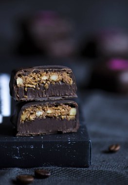 El yapımı lüks çikolata gevrek fındık pralin ve kahve ile