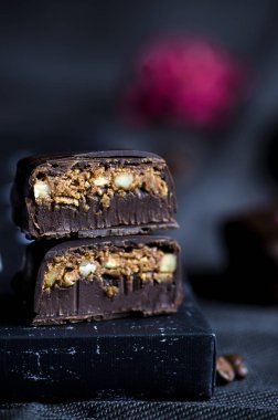 El yapımı lüks çikolata gevrek fındık pralin ve kahve ile