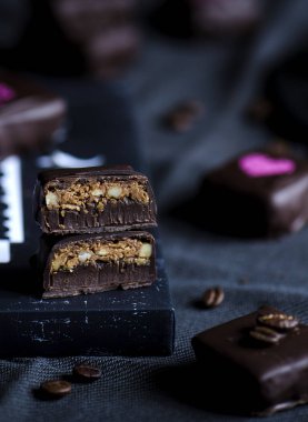 El yapımı lüks çikolata gevrek fındık pralin ve kahve ile