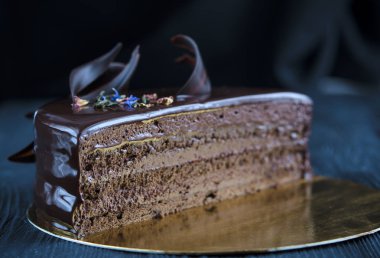 Koyu çikolata ve ahududu ve çikolata sır buzlanma ile çikolatalı kek