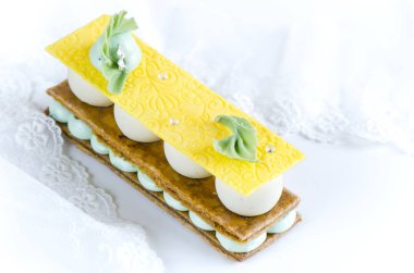 Armut ganache ile yağlı krem ve taze nane