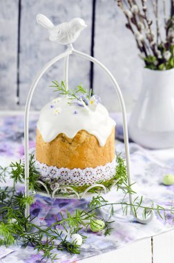 Geleneksel Paskalya kek dekore edilmiş buzlanma ve çiçekler