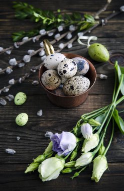 Ahşap zemin üzerine yumurtalı Paskalya süsleri