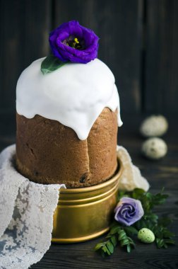 Geleneksel Paskalya kek dekore buzlanma ve çiçekler, seçici odak ile