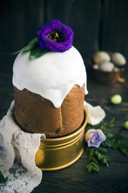Geleneksel Paskalya kek dekore buzlanma ve çiçekler, seçici odak ile