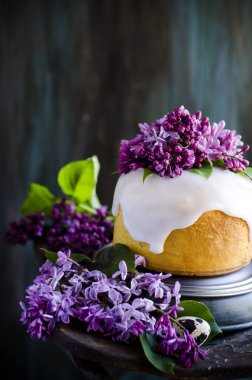 Paskalya havuçlu kek Mor Leylak, seçici odak ile dekore edilmiştir.