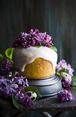 Paskalya havuçlu kek Mor Leylak, seçici odak ile dekore edilmiştir.