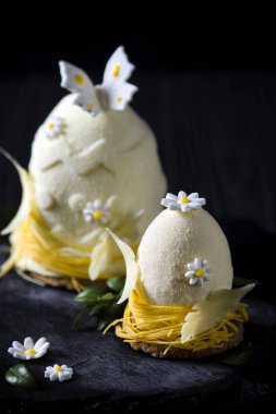 Paskalya yumurtaları dekorasyon siyah arka plan üzerine olarak kadife kaplama ile 
