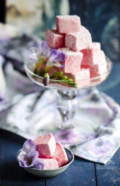 Açık renkli kürsüye üzerinde çilek hatmi