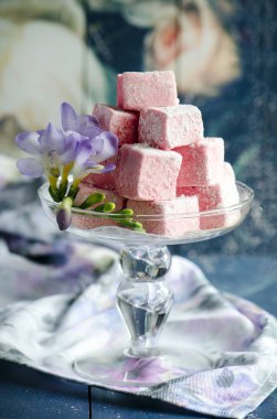 Açık renkli kürsüye üzerinde çilek hatmi